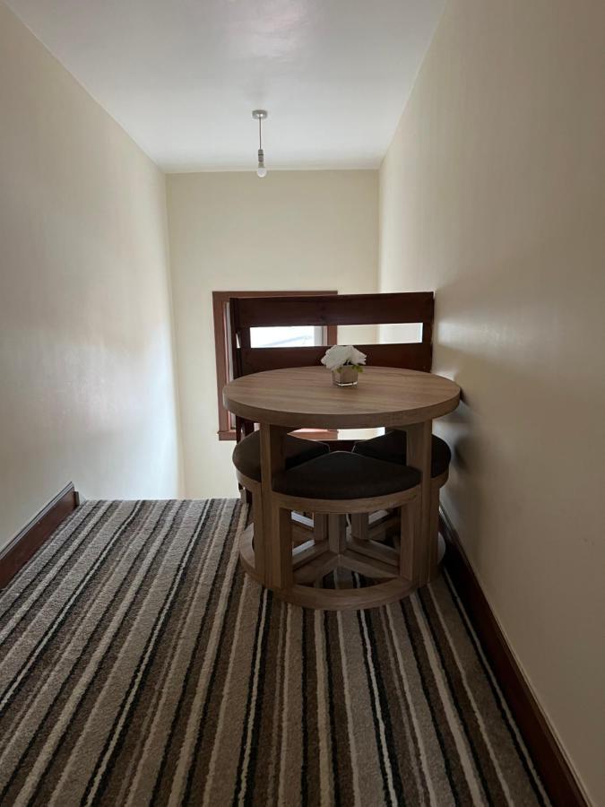 Hébergement de vacances 4 Bed Near Airport *