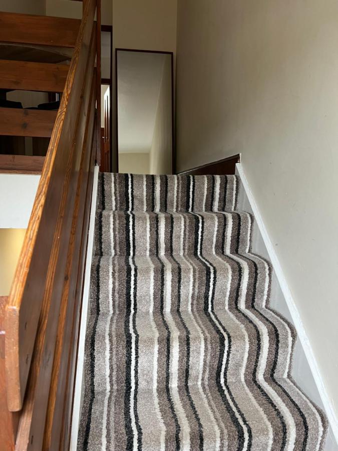 4 Bed Near Airport Vakantiehuis Edinburgh