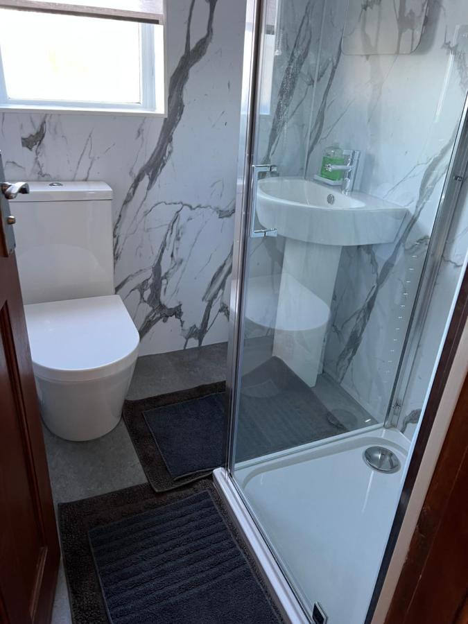 4 Bed Near Airport Vakantiehuis Edinburgh