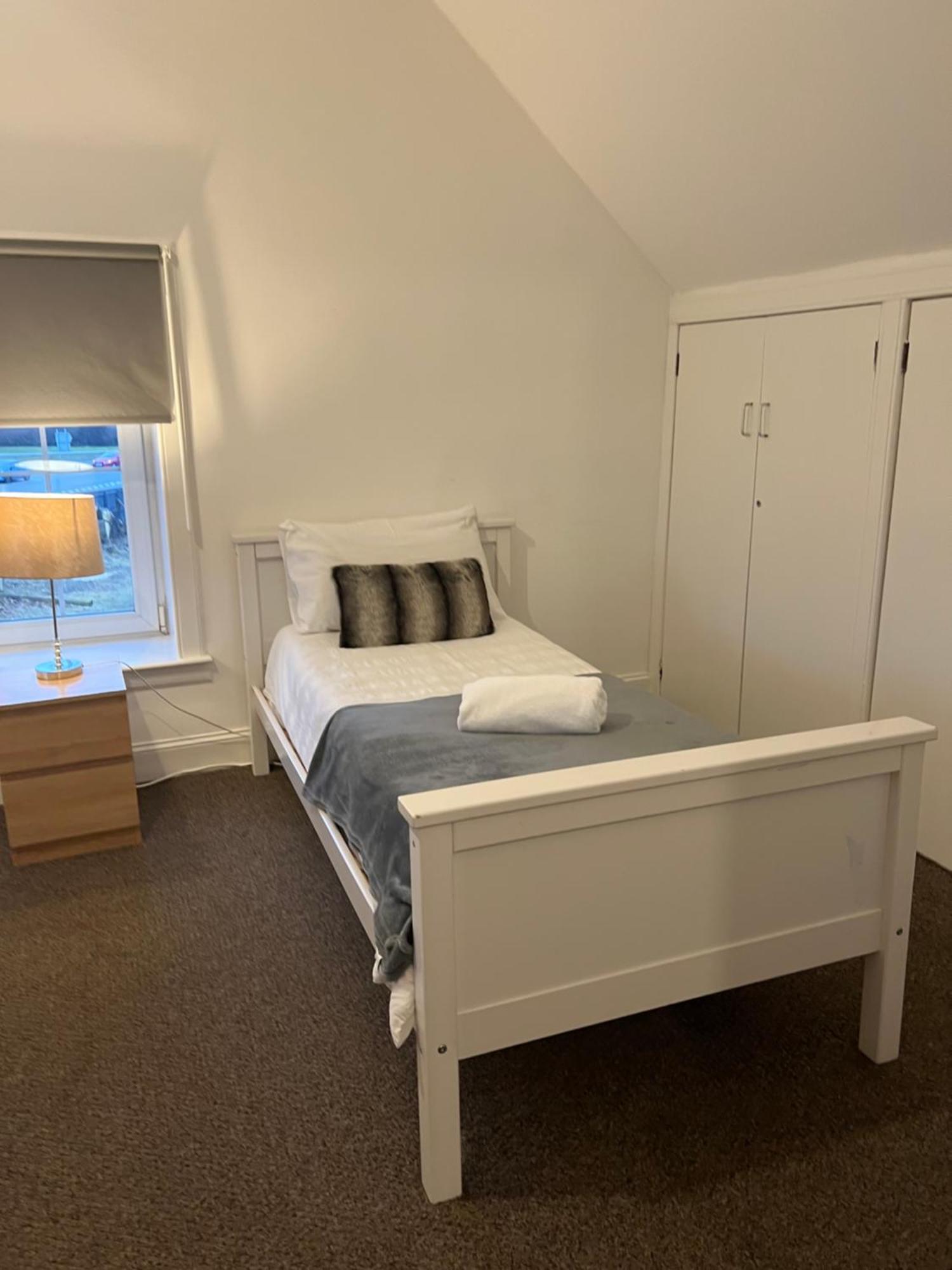 4 Bed Near Airport Vakantiehuis